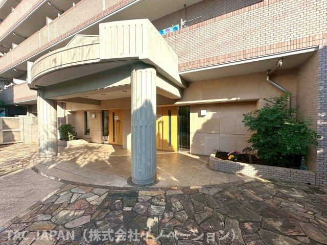 キャッスルマンション亀戸立花弐番館のエントランス|清潔感あるエントランスから管理状態の良さが伺えます。安心のオートロック×防犯カメラ、便利な宅配ボックスを完備しています。