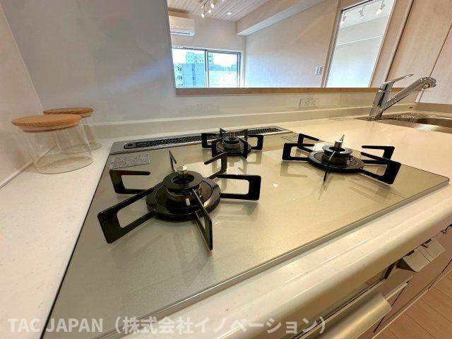 キャッスルマンション亀戸立花弐番館のキッチン|【ガラストップ3口コンロ】
焼物を作りながら炒め物や煮込みも同時に調理！お調理の幅が広がる3口コンロ（お手入れ楽々ガラストップタイプ）