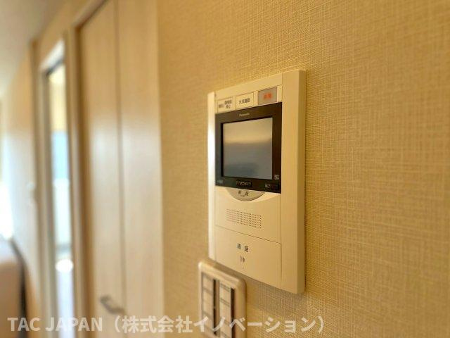 キャッスルマンション亀戸立花弐番館の防犯設備|【モニター付きインターホン】
リビングから来評者の確認ができる現代防犯の要。