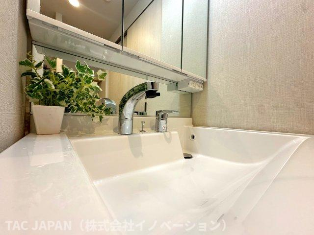 キャッスルマンション亀戸立花弐番館の洗面所|【清潔感ある洗面ユニット】
つなぎ目が無くお手入れ楽々シームレス洗面ユニット