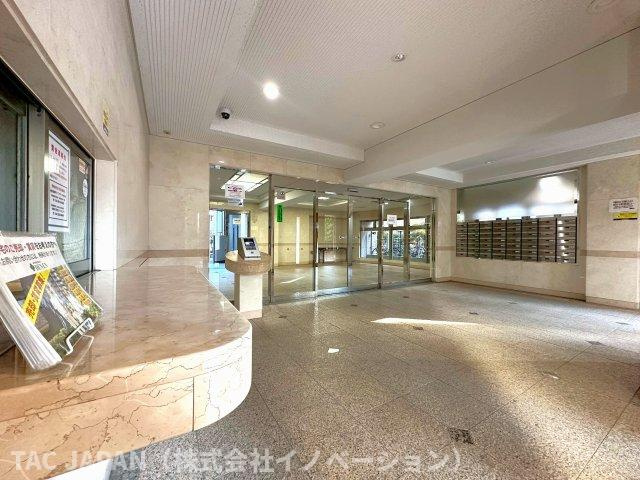 キャッスルマンション亀戸立花弐番館のエントランス|優しい管理人さんの対応や清潔感あるエントランスから管理状態の良さが伺えます。安心のオートロック×防犯カメラ、便利な宅配ボックスを完備しています。