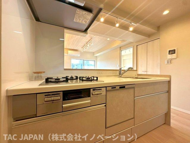 キャッスルマンション亀戸立花弐番館のキッチン|食事の時間がバラバラでも最後の人がスイッチを入れれば洗い物が完結できるビルトイン食器洗浄乾燥機や便利な浄水シャワー栓、お手入れの楽なガラストップ3口コンロを備える新品システムキッチン。