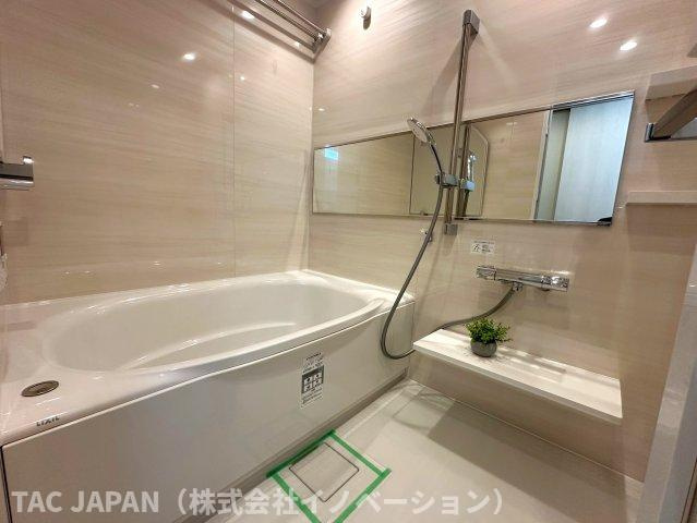 キャッスルマンション亀戸立花弐番館の浴室|ワンタッチでお湯張りや追炊ができるオートバスと足を伸ばせる浴槽で24時間いつでも快適にリフレッシュできる新品浴室。雨のお洗濯や日頃のメンテナンスなどに役立つ浴室換気乾燥機完備。