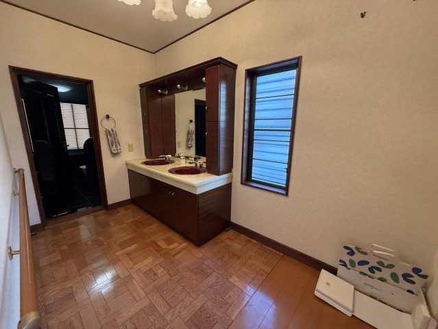 和歌山県岩出市紀泉台豪邸の洗面所|洗面台は２ボール！洗面室も広々！