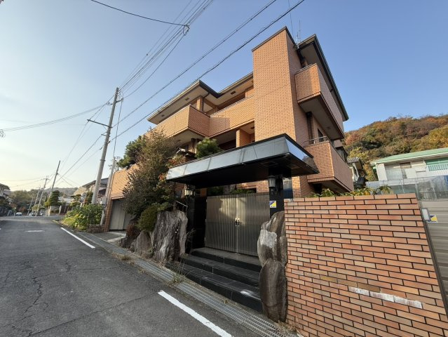 和歌山県岩出市紀泉台豪邸の外観|南東側から見た外観です！すごい迫力です！