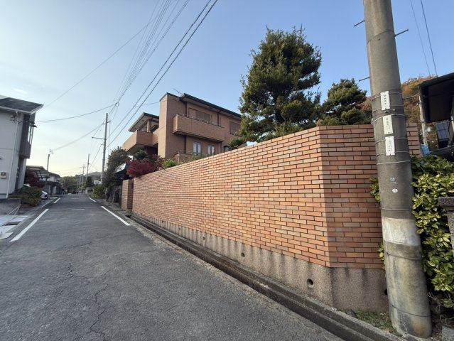 和歌山県岩出市紀泉台豪邸の前面道路含む現地写真|前面道路です！
