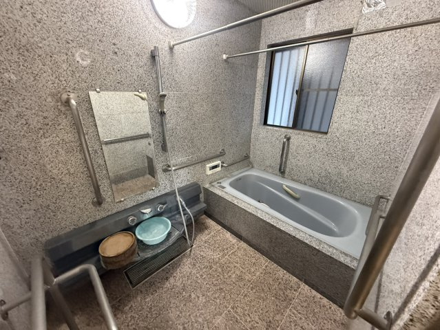 和歌山県岩出市紀泉台豪邸の浴室|お風呂も広々！