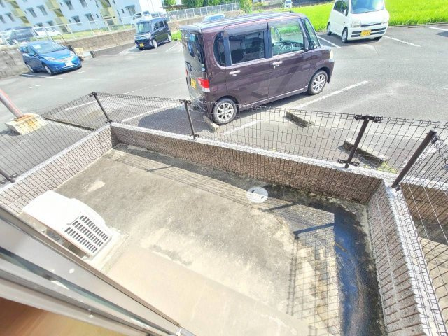 アムールリスブランの駐車場|陽当たり良好なテラスです♪