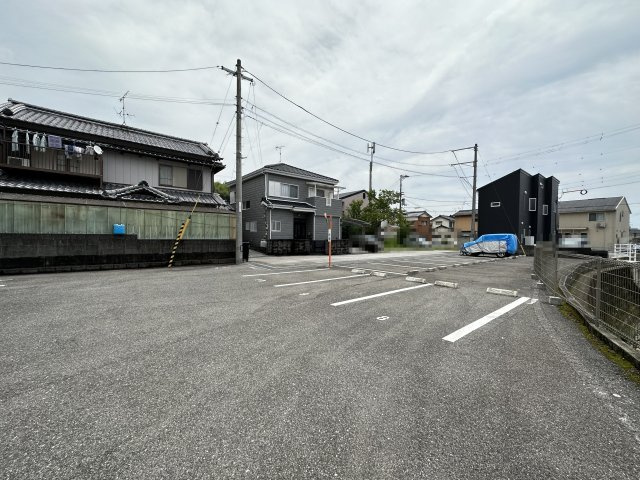 ファミール薊の駐車場