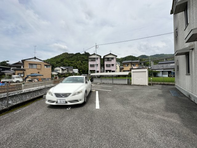 ファミール薊の駐車場