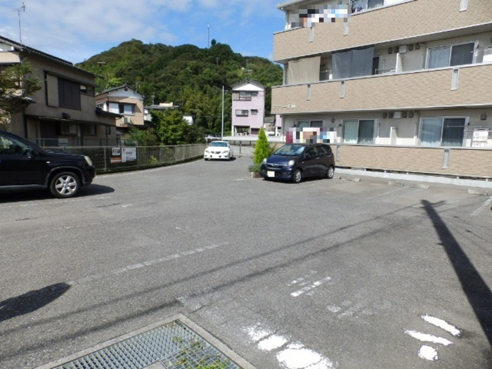 ファミール薊の駐車場