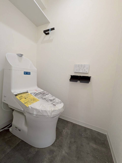 【トイレ】 | スコーレ堤 | 冬は便座も温水も温かく快適なシャワー付トイレ。上部には収納を設置◎