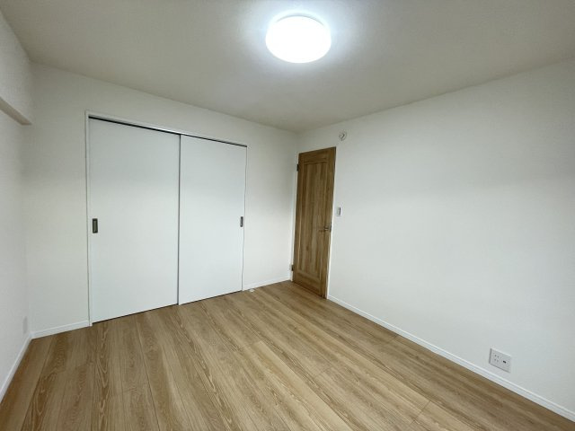 【洋室】 | スコーレ堤 | 6.7帖の洋室。南向きのバルコニーに面した明るいお部屋で換気や採光ばっちりです