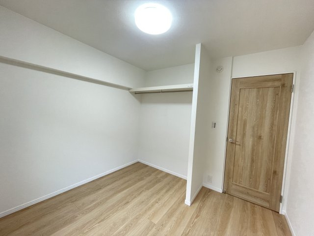 【洋室】 | スコーレ堤 | 5.4帖の洋室。角部屋なのですべての部屋がバルコニーに面しています