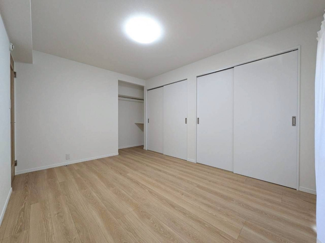 【洋室】 | スコーレ堤 | 7.9帖の洋室。収納スペースがたっぷりあるので、部屋を広々と使えてストレスなく過ごせます