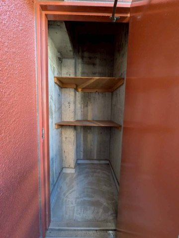 【その他】 | スコーレ堤 | 北側バルコニーには物入が付いています。奥行きがあり収納力があります