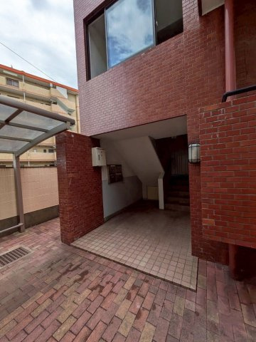 【エントランス】 | スコーレ堤 | エントランス周りはスッキリとしており清潔な印象を与えます