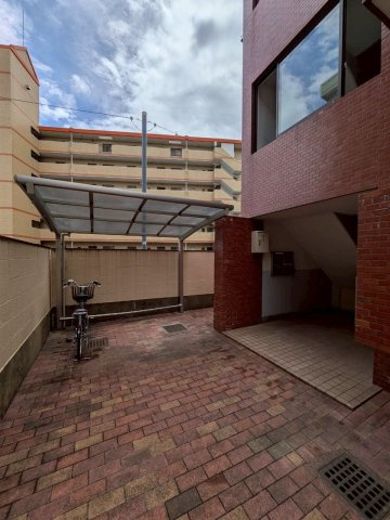 【駐輪場】 | スコーレ堤 | 専用の駐輪場付き。屋根付きなのでサドルが濡れないのはありがたいですね