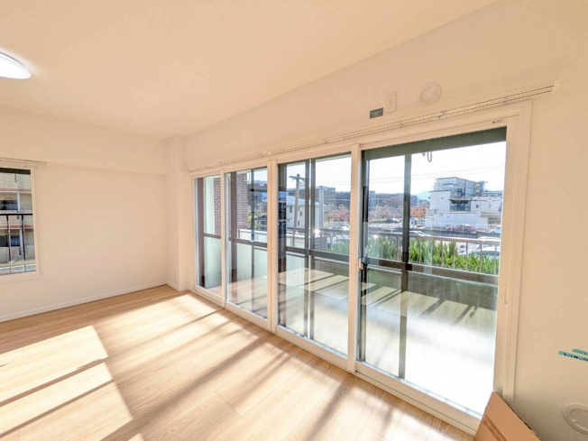 【居間・リビング】 | スコーレ堤 | LDKは嬉しい二面採光で明るい陽射しが入ります。二重サッシなので空調の効きがよく防音効果もあります