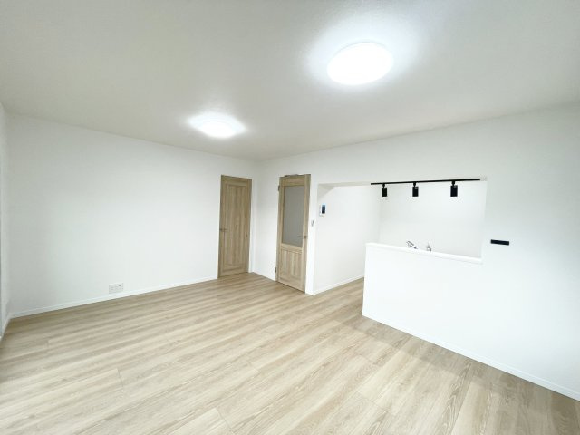 【洋室】 | スコーレ堤 | 約15帖のリビングは広く落ち着く空間になっており、お好きなレイアウトを楽しめます