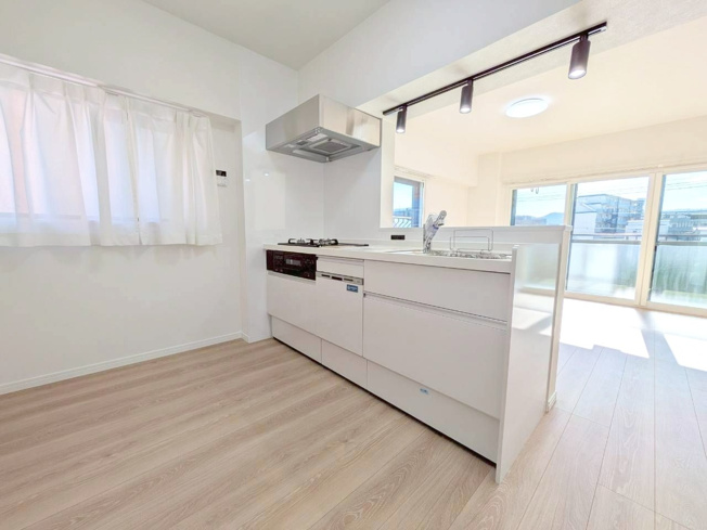 【キッチン】 | スコーレ堤 | お料理をしながら会話を楽しめるカウンターキッチンです。窓があるので手元が明るく匂いもこもりづらいです