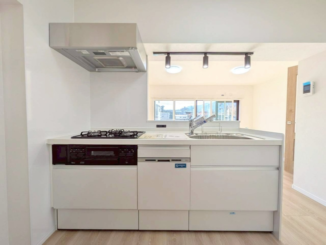 【キッチン】 | スコーレ堤 | キッチン背面のスペースが広いので、冷蔵庫や食器棚を置いてもゆとりがあります