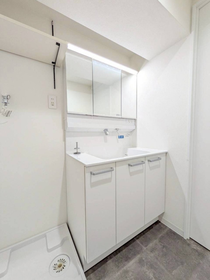 【独立洗面台】 | スコーレ堤 | 収納力と機能性に優れた三面鏡洗面化粧台で洗面周りをスッキリ清潔に保てます