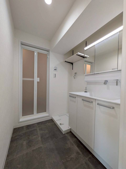 【脱衣所】 | スコーレ堤 | 洗濯機置き場の上部のスペースには洗剤等を置ける棚が設置されています