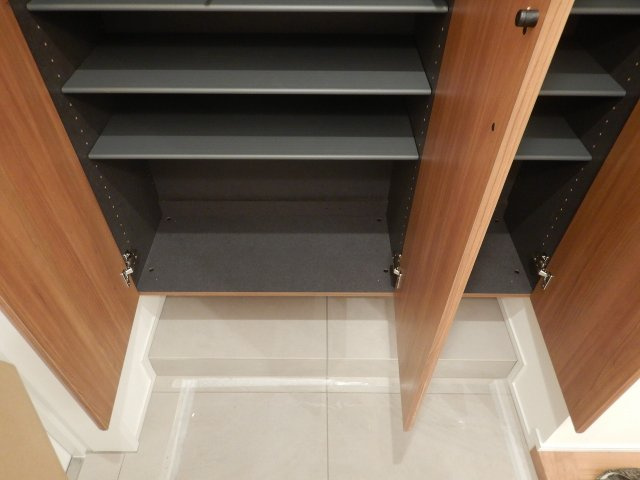 クレッセント目黒青葉台の玄関