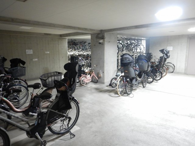 クレッセント目黒青葉台の駐輪場