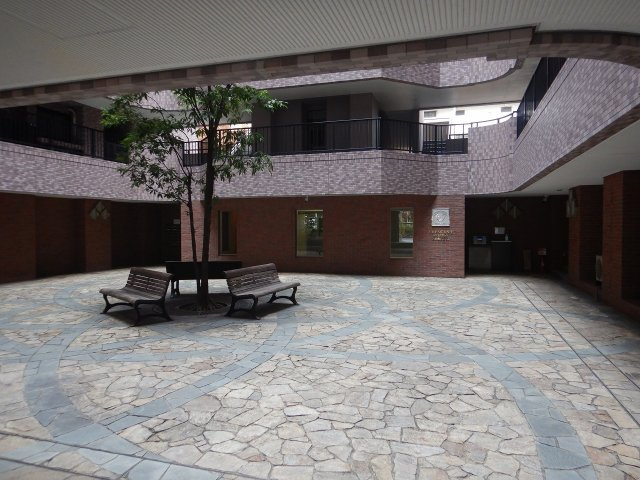 クレッセント目黒青葉台のエントランス