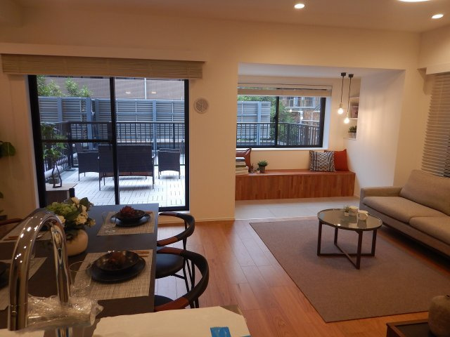 クレッセント目黒青葉台の居間・リビング