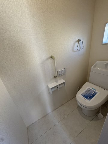【トイレ】 | 福岡市西区横浜1丁目　1号棟（全6棟）【仲介手数料無料・0円】 | 現地写真。1階のトイレです。