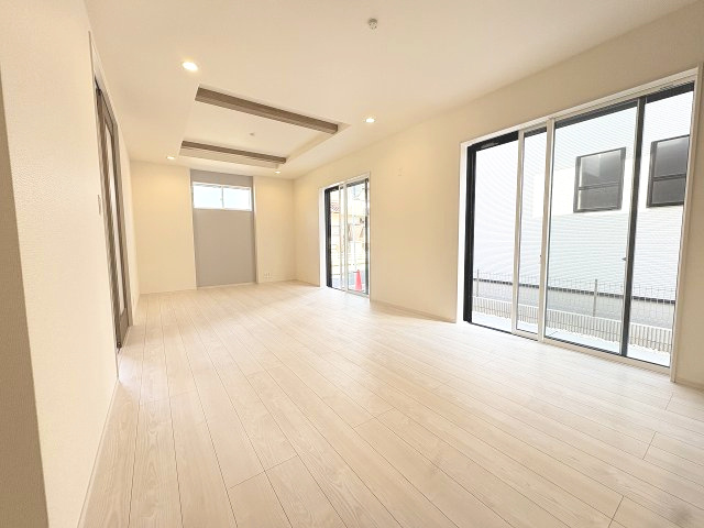 【居間・リビング】 | 福岡市西区横浜1丁目　1号棟（全6棟）【仲介手数料無料・0円】 | 現地写真。