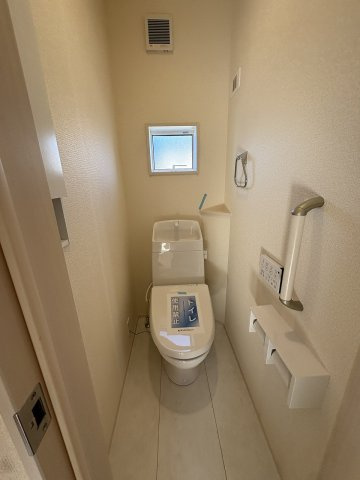 【内装】 | 福岡市西区横浜1丁目　1号棟（全6棟）【仲介手数料無料・0円】 | 施工例。2階にもトイレです。施工例は完成時と異なる場合があります。