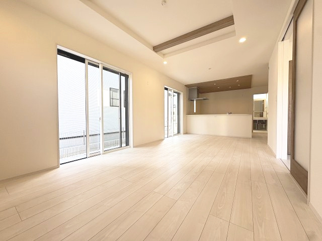 【居間・リビング】 | 福岡市西区横浜1丁目　1号棟（全6棟）【仲介手数料無料・0円】 | 施工例。施工例は完成時と異なる場合があります。