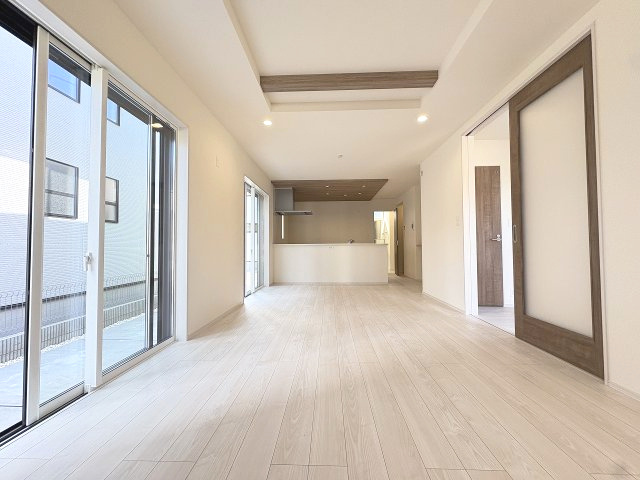 【居間・リビング】 | 福岡市西区横浜1丁目　1号棟（全6棟）【仲介手数料無料・0円】 | 現地写真。リビングです。