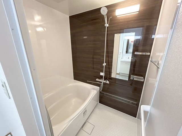 【浴室】 | エクレール春日 | 浴槽は足を伸ばしてゆったりでき、一日の疲れをサッパリと落としていただけます