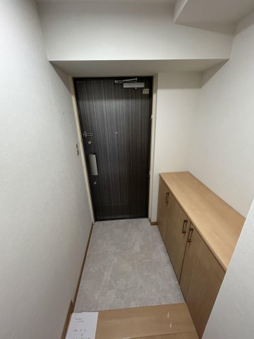 【玄関】 | エクレール春日 | 玄関収納は家族分の靴が収まる十分な収納力があります。追加で棚を取り付けるのも良いですね