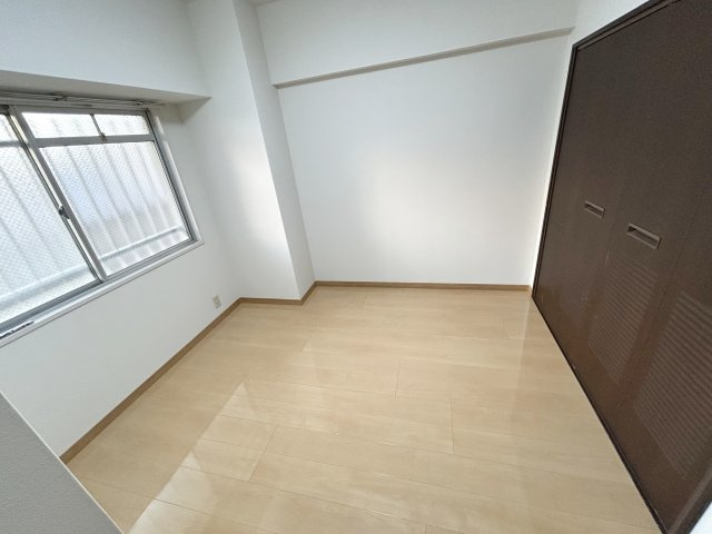 【洋室】 | エクレール春日 | 玄関側の洋室はどちらも大きな窓から室内に明かりをたっぷり取り込んでいます