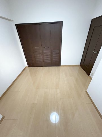 【洋室】 | エクレール春日 | 各部屋にはクローゼットを完備しています！収納が多いお家はすっきりして快適空間です