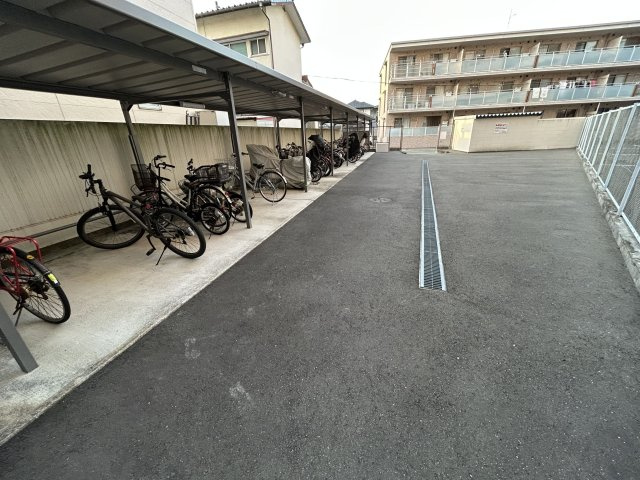 【駐輪場】 | エクレール春日 | 駐輪場はたっぷりのスペースがあり、屋根も付いているのでサドルが濡れる心配がありません