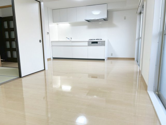 【居間・リビング】 | エクレール春日 | バルコニーに面した明るいLDKは壁付タイプのキッチンで空間を有効的に活用できます