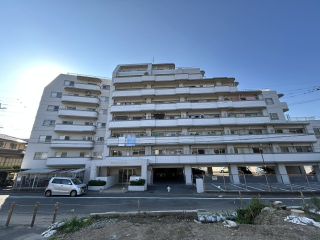 【外観】 | エクレール春日 | 階下はエントランスなので下の階への音の心配がありません。前面にさえぎる建物もなく日当たり良好です