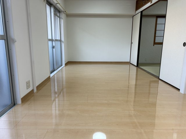 【居間・リビング】 | エクレール春日 | 4LDKから間取り変更してよりゆったりと過ごせるお部屋になりました