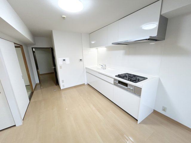 【居間・リビング】 | エクレール春日 | シンプルで機能的なシステムキッチン。吊戸棚もあり調理器具等をスッキリとしまっておけます