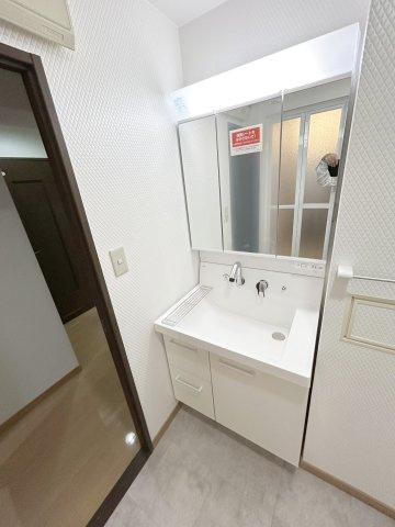 【独立洗面台】 | エクレール春日 | 三面鏡裏収納付きの洗面台で、散らかりがちな洗面回りもすっきりと片付きます