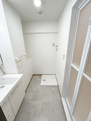 【ランドリースペース】 | エクレール春日 | 洗濯機置場の前にスペースがあるのでリネンや洗剤等をしまう棚などが置けそうです