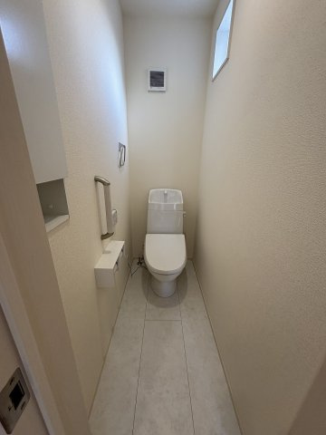 【トイレ】 | 福岡市西区横浜1丁目　3号棟（全6棟）【仲介手数料無料・0円】 | 現地写真。1階のトイレです。