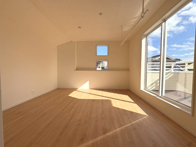 【寝室】 | 福岡市西区横浜1丁目　3号棟（全6棟）【仲介手数料無料・0円】 | 現地写真。2階主寝室です。